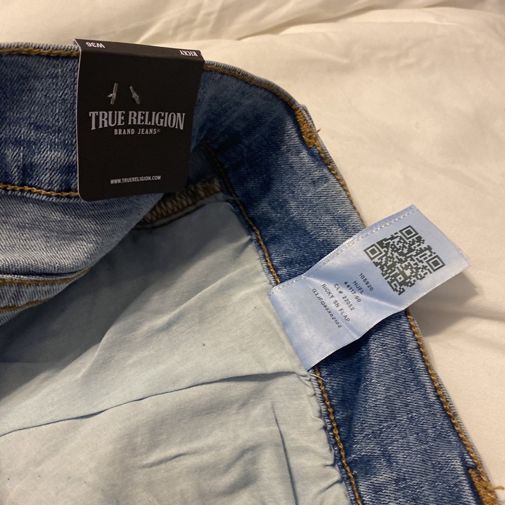 NWT Never worn True Religion Ricky Relaxed straight
Light wash jeans - Picture 9 of 10